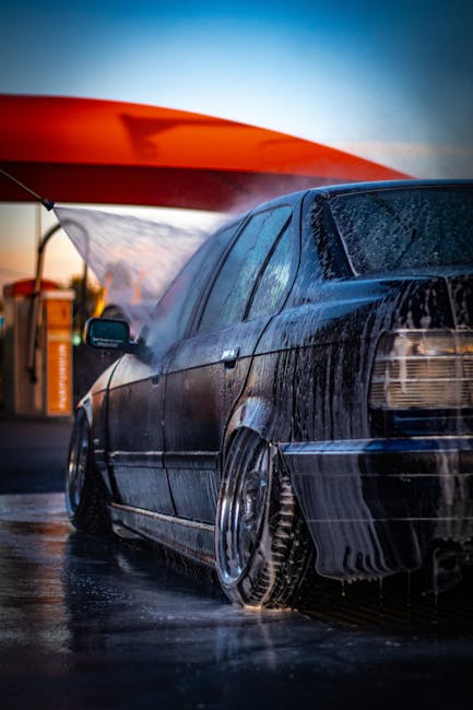 Inginer analizând procesul de tratare a deșeurilor industriale într-o fabrică